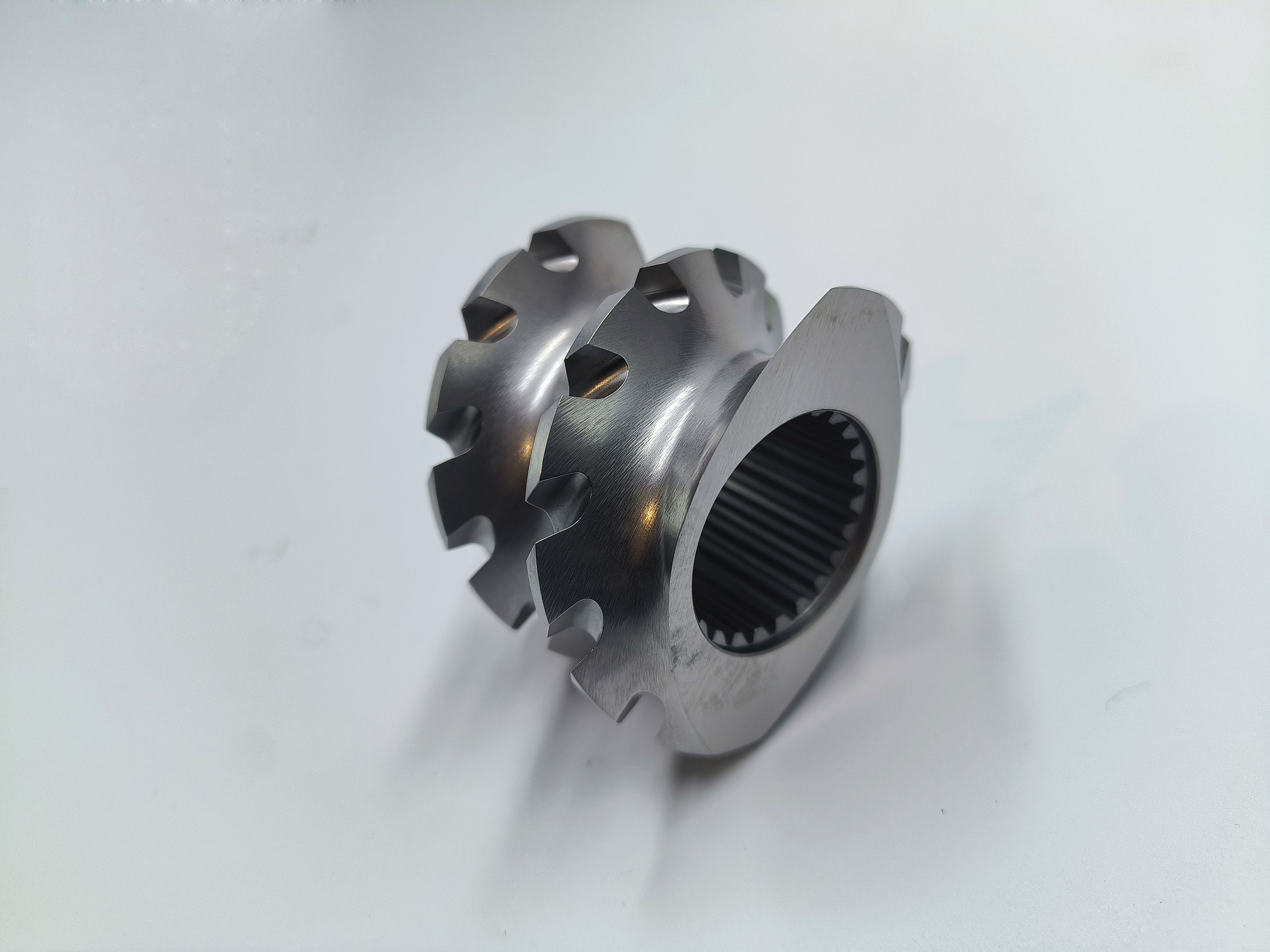 Extruder mixing elements for masterbatch dispersion